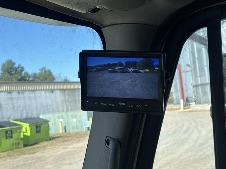 2013-freightliner-m2-106-image-47