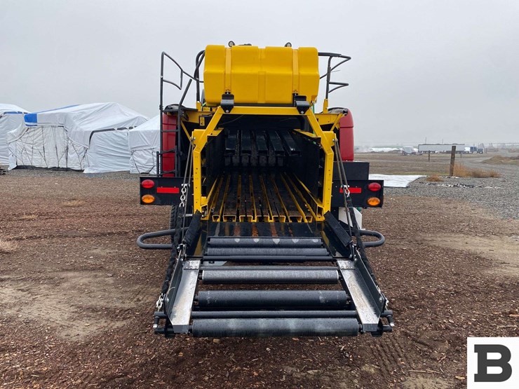 new-holland-340-image-4