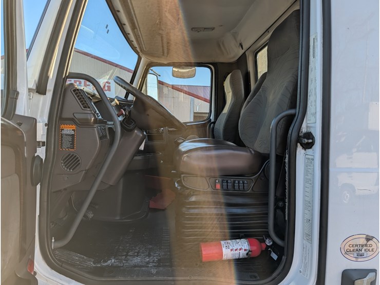 2015-volvo-vnl-day-cab-image-21