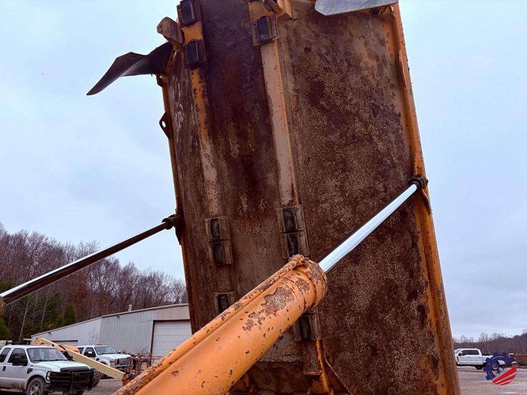 1995-volvo-a30-image-82