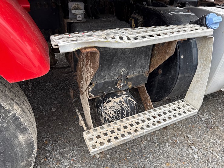 2011-volvo-10-image-36