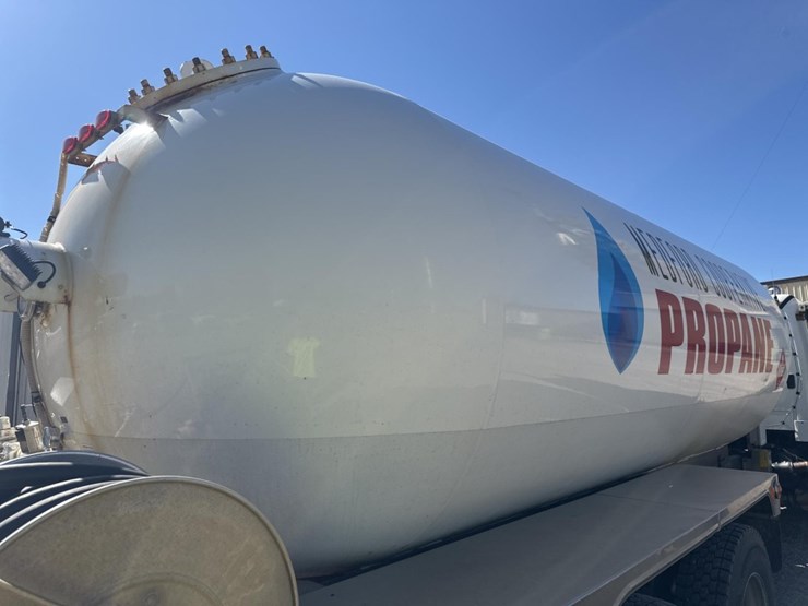 2013-freightliner-m2-106-image-22