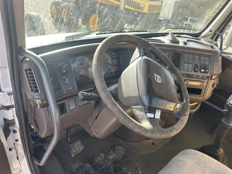 2011-volvo-10-image-24