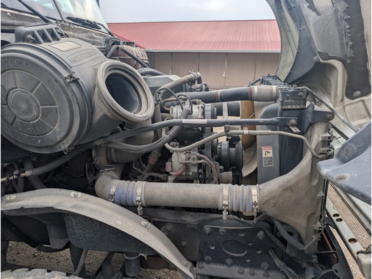 2005-freightliner-columbia-flatbed-w/-moffett-hookup-image-18