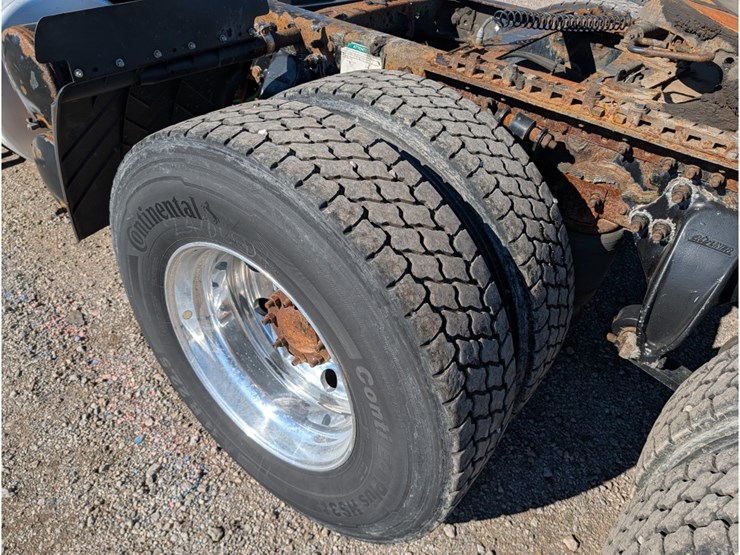 2013-freightliner-columbia-day-cab-image-12