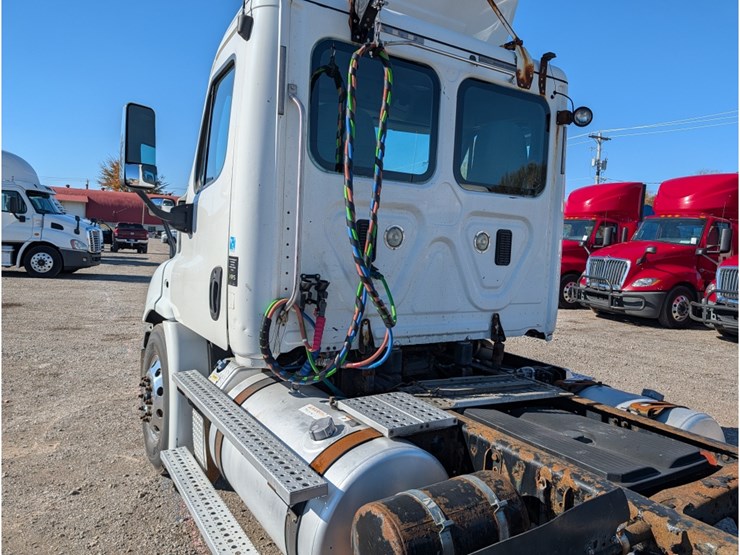 2013-freightliner-columbia-day-cab-image-14