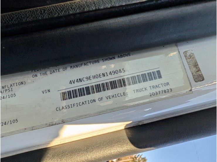 2014-volvo-vnl-day-cab-image-29