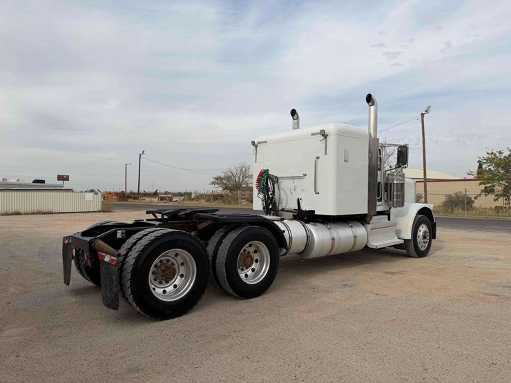 2018-peterbilt-389-image-3
