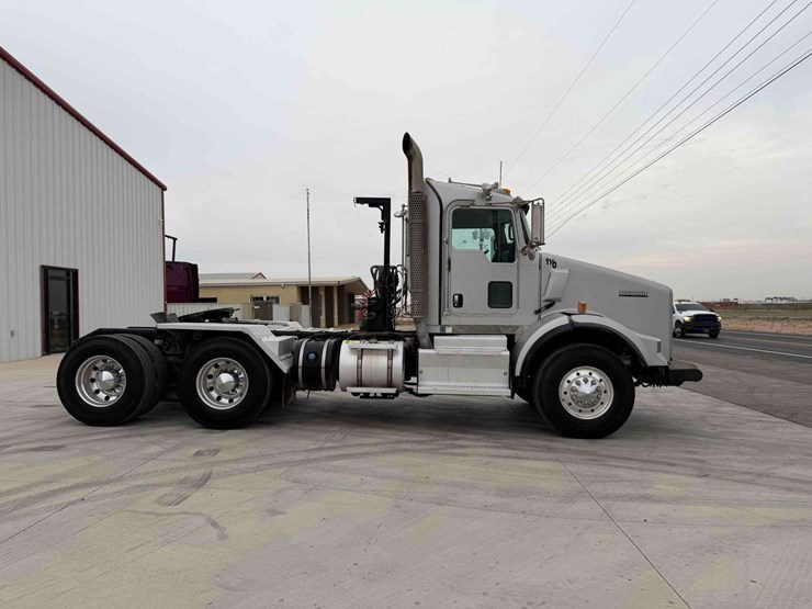 2012-kenworth-t800-image-3