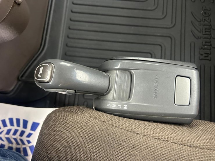 #1676-•-2015-volvo-vnl-day-cab-truck-tractor-image-35