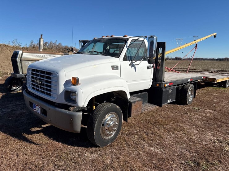 2001-chevy-c6500-truck-image-1