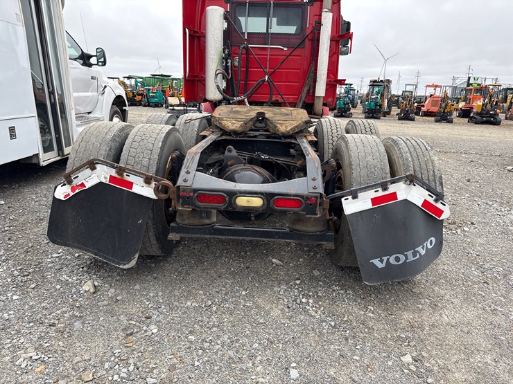 2011-volvo-10-image-5