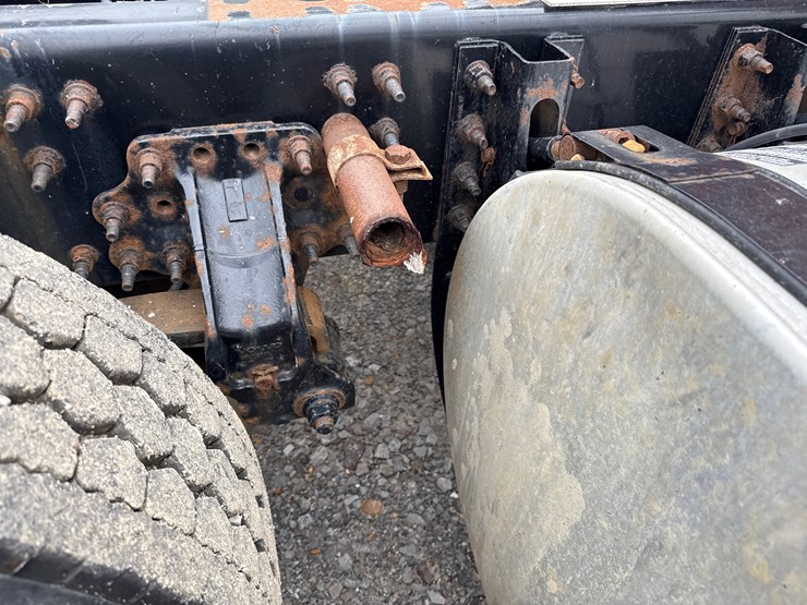 2011-volvo-10-image-16