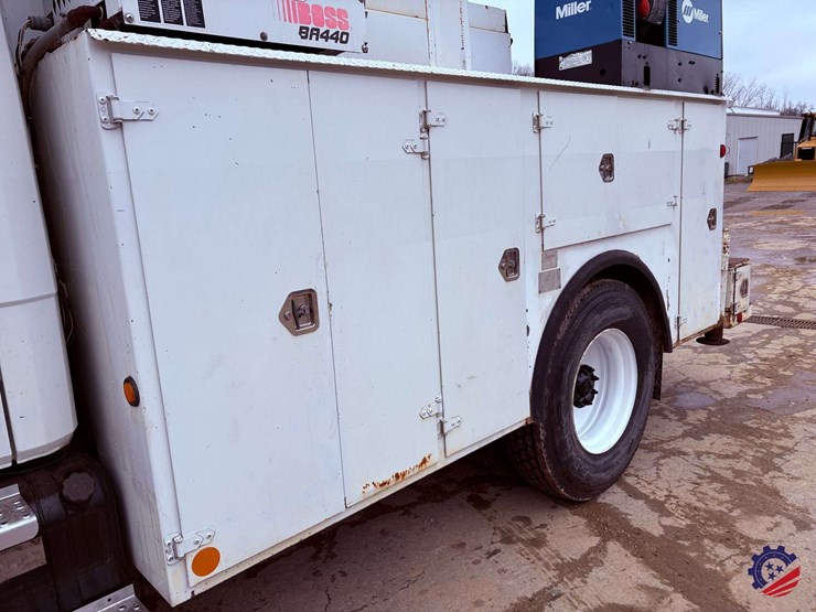 1998-freightliner-fl70-image-18