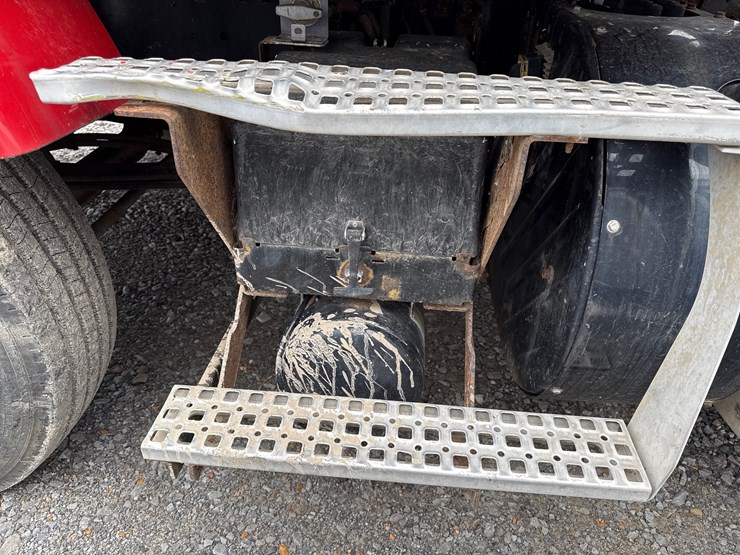 2011-volvo-10-image-37