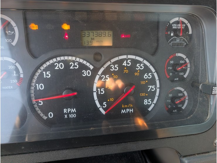 2013-freightliner-columbia-day-cab-image-27