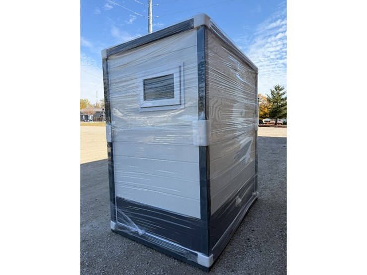 rm87-96-mobile-restroom-image-3