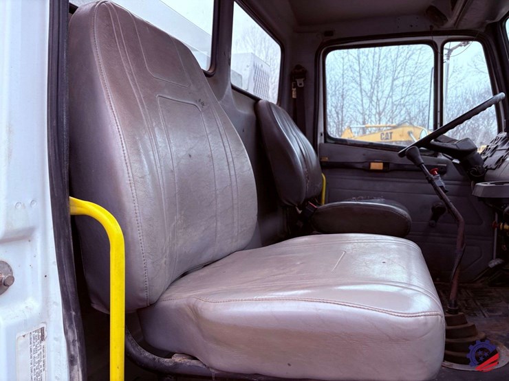 1998-freightliner-fl70-image-51