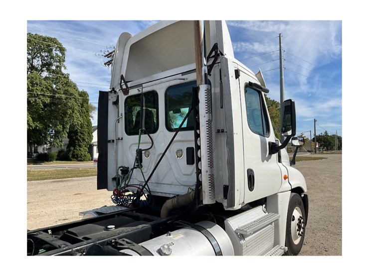 2014-freightliner-ca125-day-cab-image-10