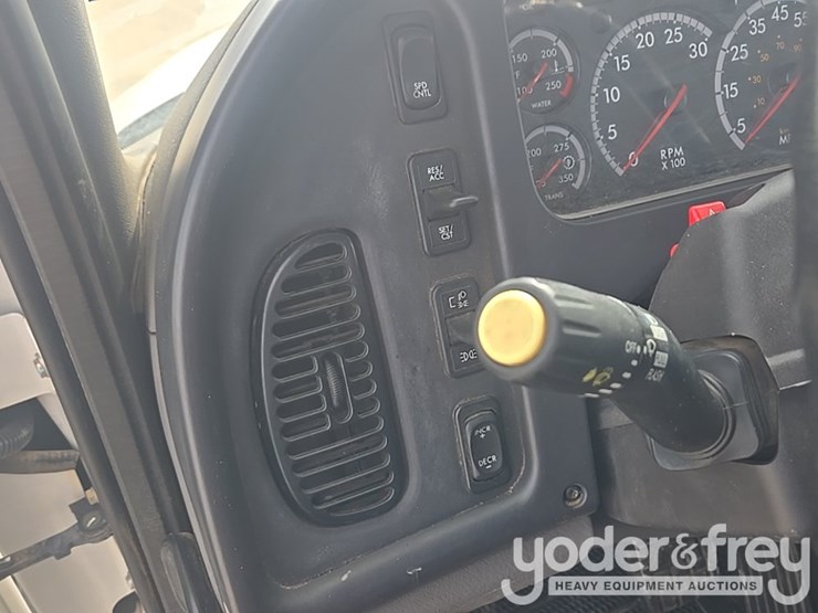 2021-freightliner-m2-106-image-123