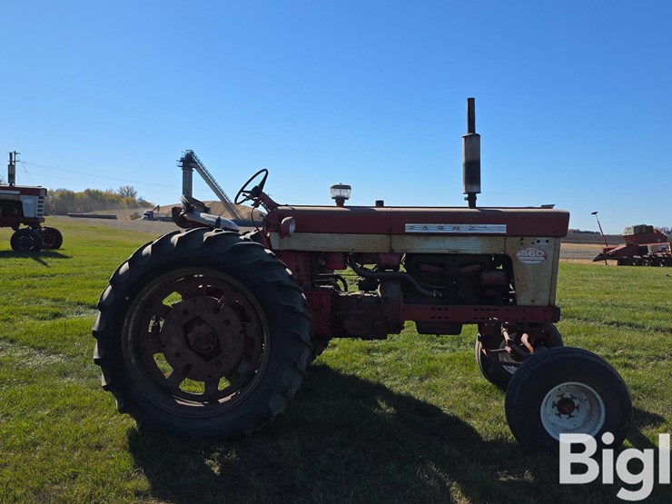 farmall-560-2wd-tractor-image-4