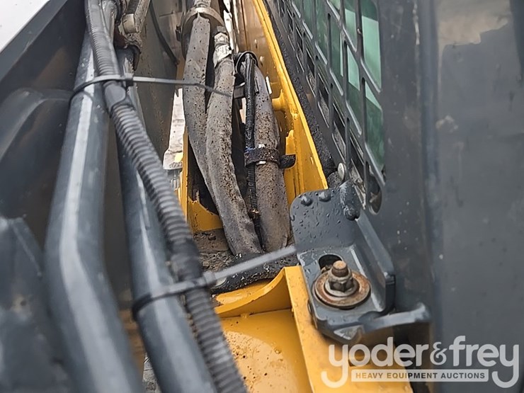 2020-deere-333g-image-40