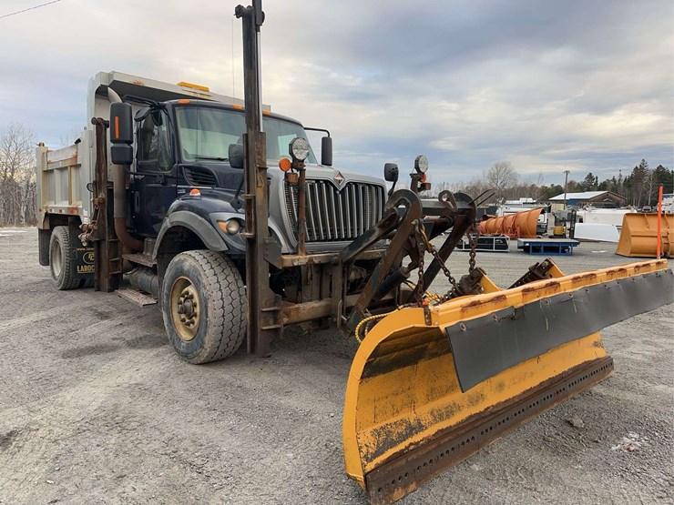 2010-international-7400-image-3