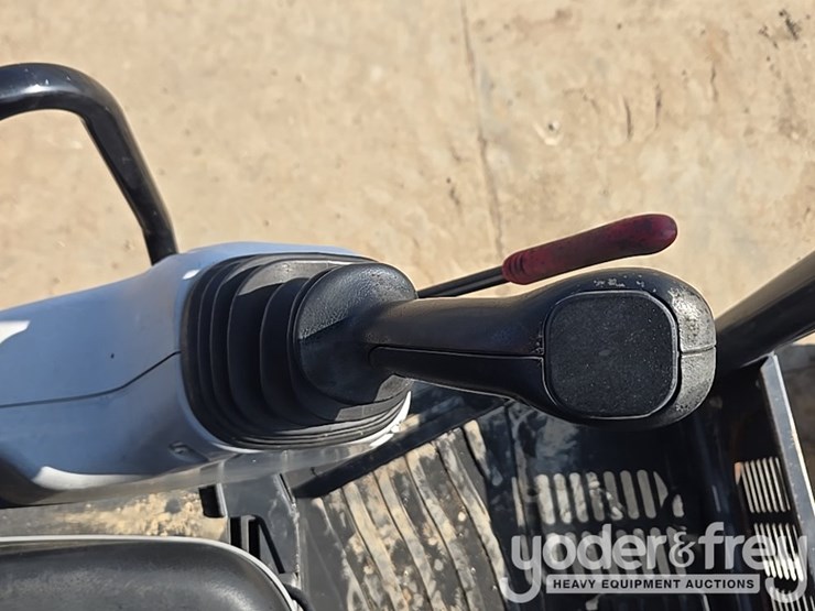 2020-deere-35g-image-78