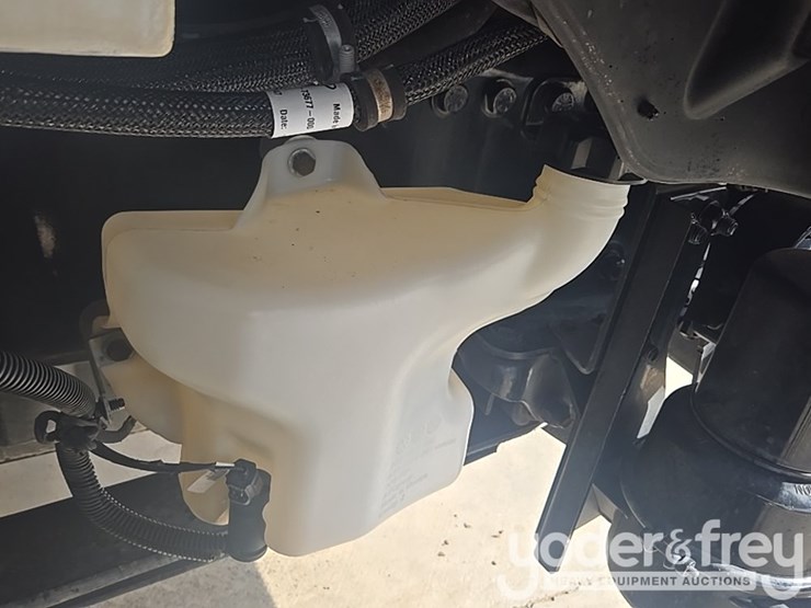 2021-freightliner-m2-106-image-30