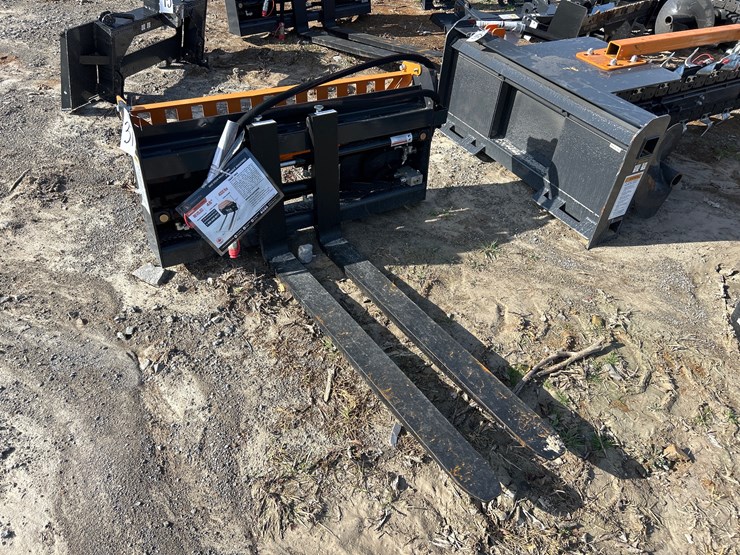 #37-•-48”-skid-steer-hydraulic-pallet-forks-image-1