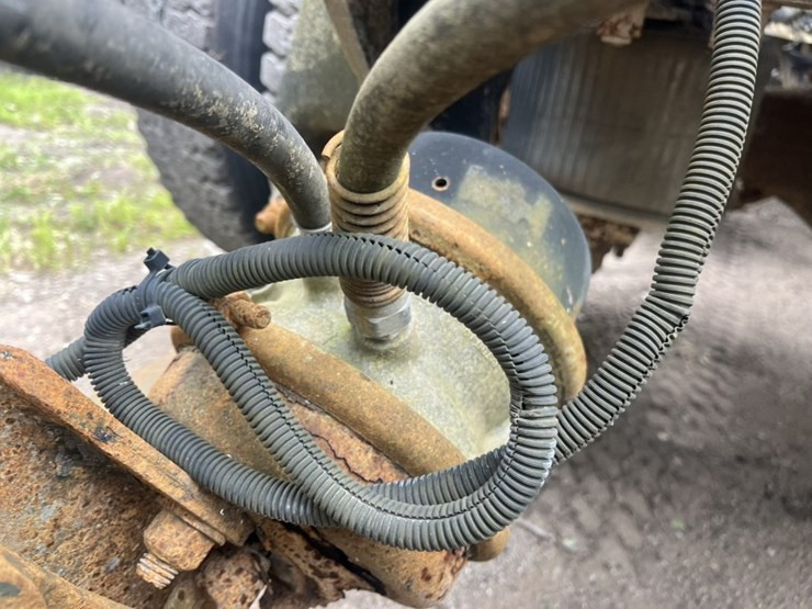 #1633-•-1995-freightliner-usf-1e-sleeper-cab-truck-tractor-image-34