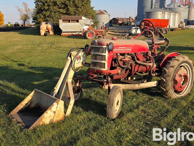 farmall-cub-2wd-tractor-w/loader-image-1