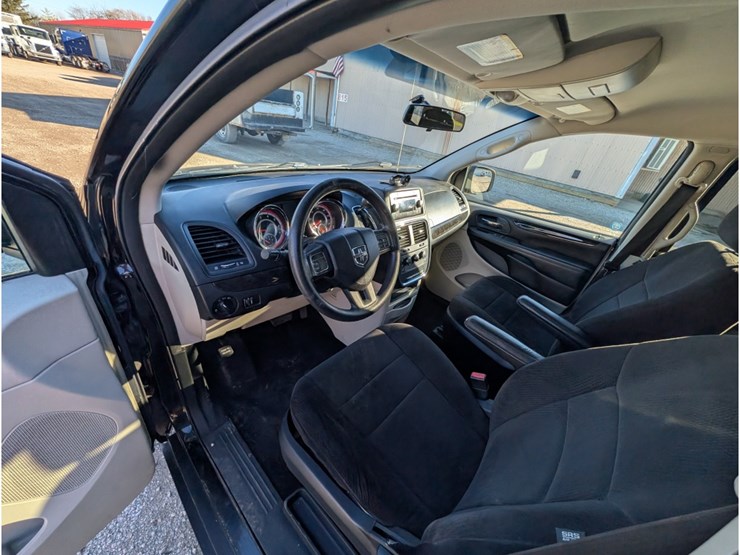 2012-dodge-grand-caravan-image-17