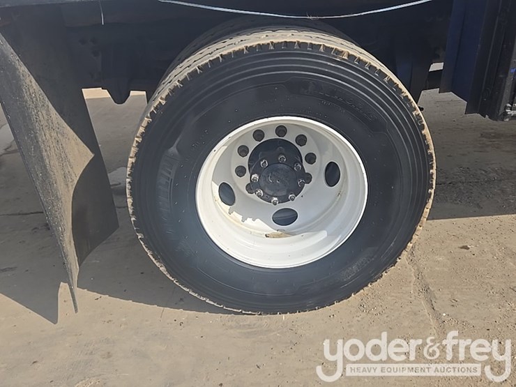 2021-freightliner-m2-106-image-46