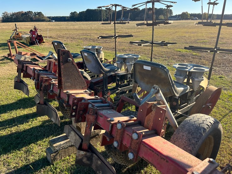 4-row-mechanical-6000-carousel-transplanter-on-a-178”x4”x7”-bar-located-at-1244-vandiford-thomas-rd-snow-hill-nc-call-252-532-8061-for-more-info-image-4