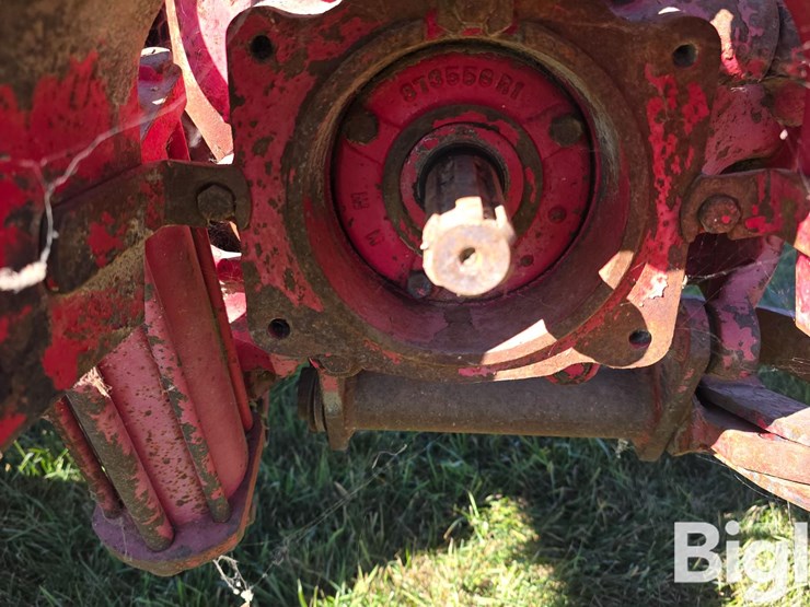 farmall-560-2wd-tractor-image-11