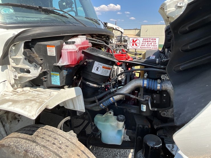 2018-freightliner-m2-106-image-17