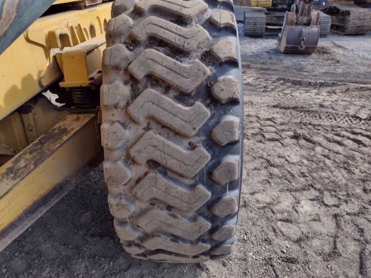 14-caterpillar-725-image-21