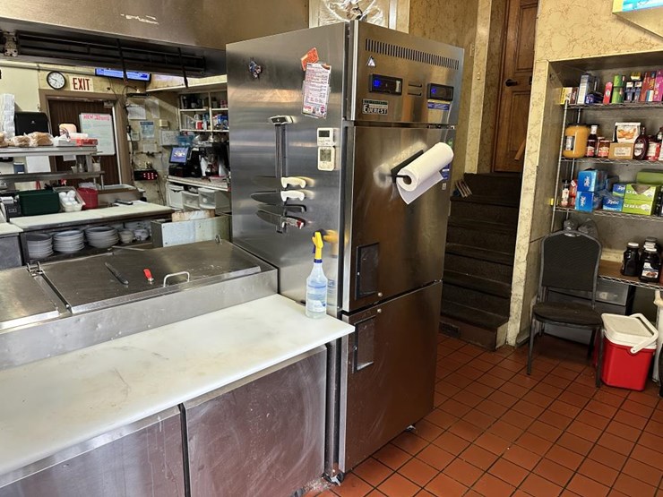 #100-•-waterfront-pub-with-4-bed/2-bath-apartment-image-84