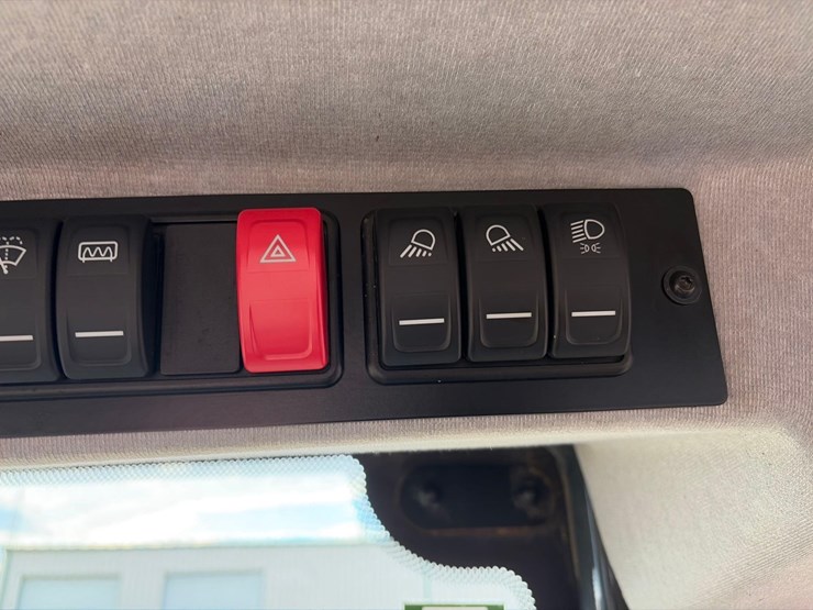 john-deere-324-image-43