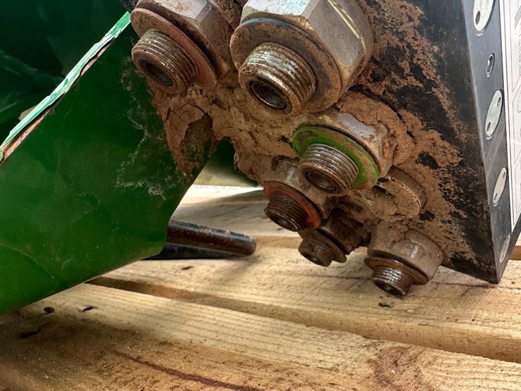 john-deere-7r-loader-brackets-image-10