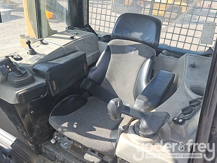 2017-caterpillar-d6n-image-33