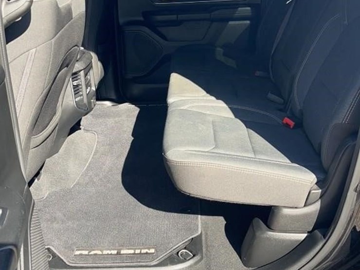 2019-ram-1500-big-horn-image-17