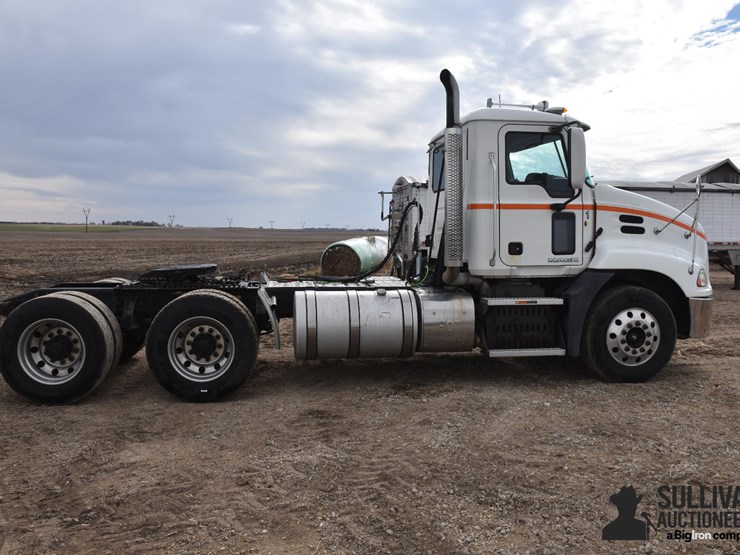 2011-mack-cxu613-t/a-truck-tractor-image-4