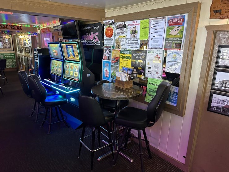 #100-•-waterfront-pub-with-4-bed/2-bath-apartment-image-42