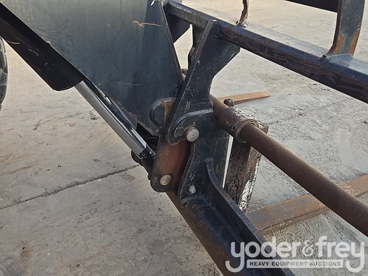 2016-sky-trak-8042-image-12