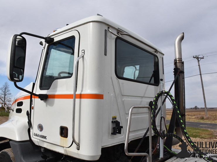 2011-mack-cxu613-t/a-truck-tractor-image-13