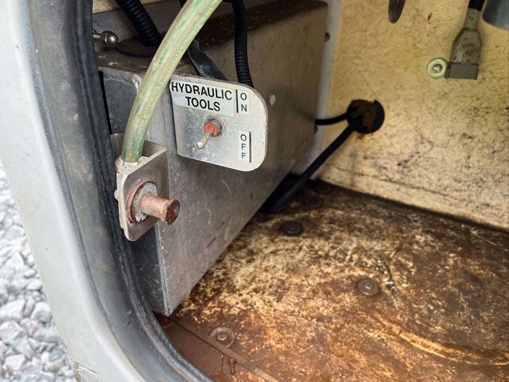 2005-gmc-c8-cable-placer-truck-image-44