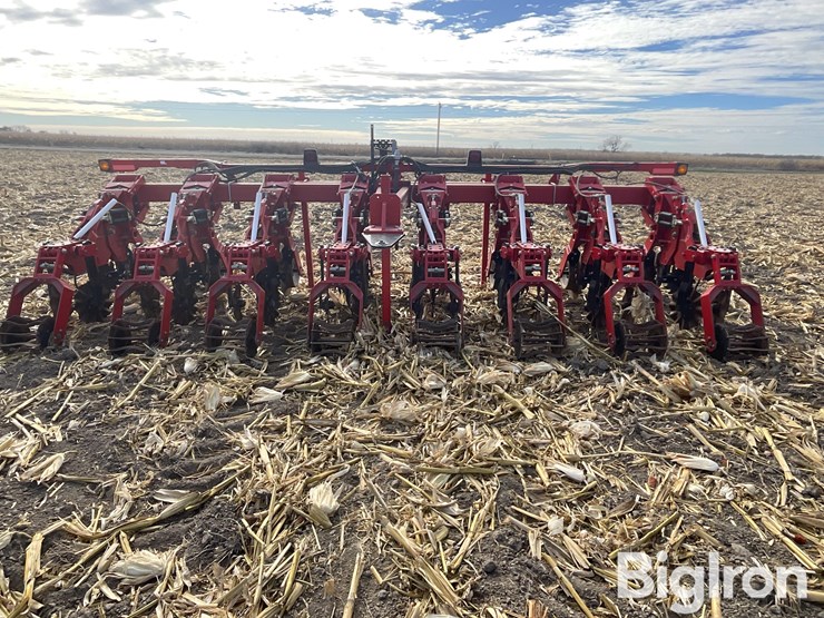 sunflower-7610-8r30-strip-tiller-image-6