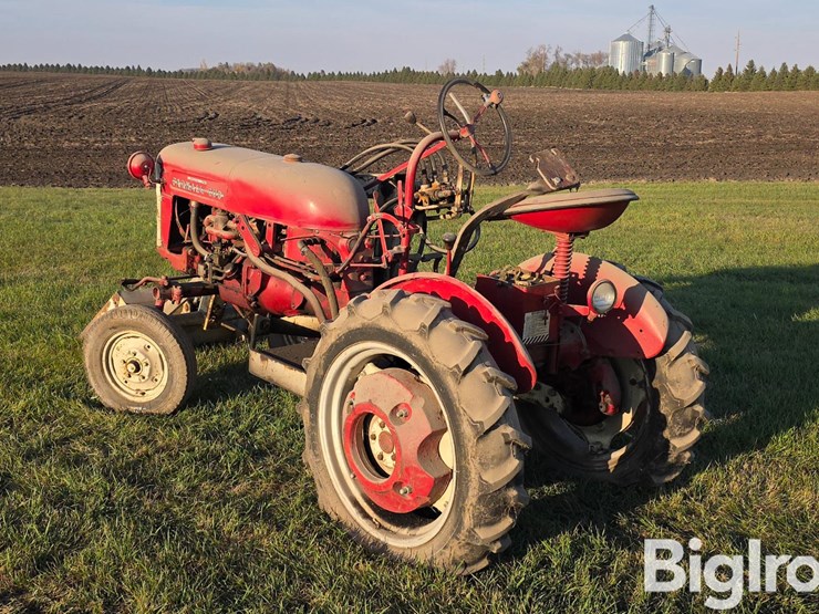 farmall-cub-2wd-tractor-w/loader-image-6